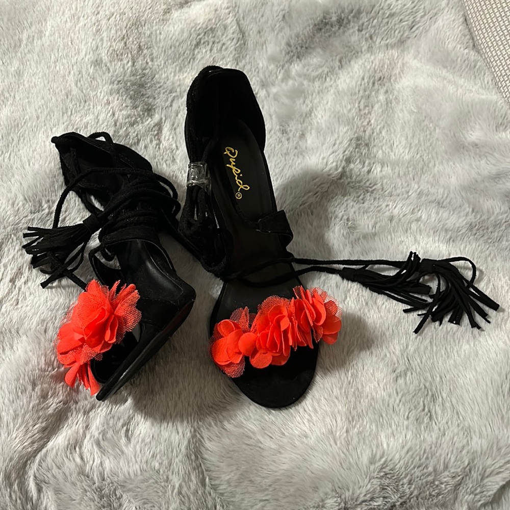 Qupid open toe lace up sandal heel size 5.5